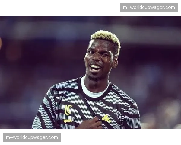 镜头聚焦：尤文图斯老将博格巴替补登场，接受全场球迷起立鼓掌