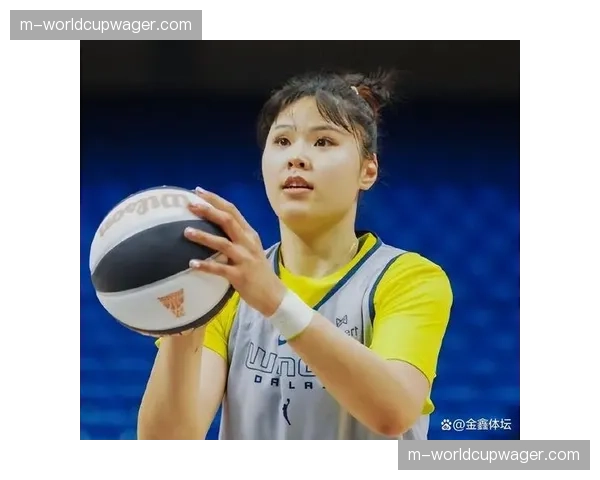 李月汝重返WNBA赛场:达拉斯飞翼主场响起中文加油声